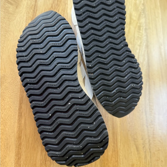 New Balance Women's Beige and White Sneakers - Picture 14 of 15